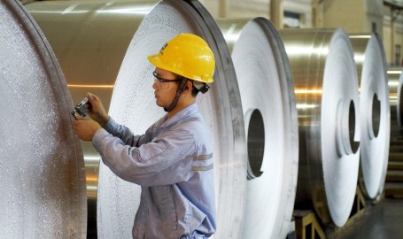 522_1chinese_worker_aluminum_rolls